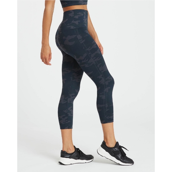 New Spanx Look at Me Now Seamless Cropped Leggings Size Small Black Camo - Picture 11 of 16